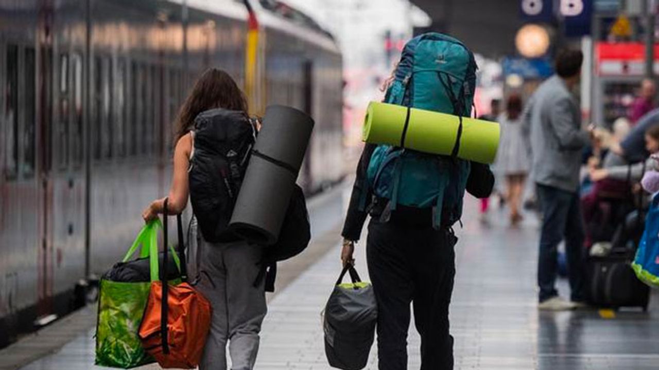 Gençler gönüllükle dünyayı bedava geziyor: Peki riskleri neler?