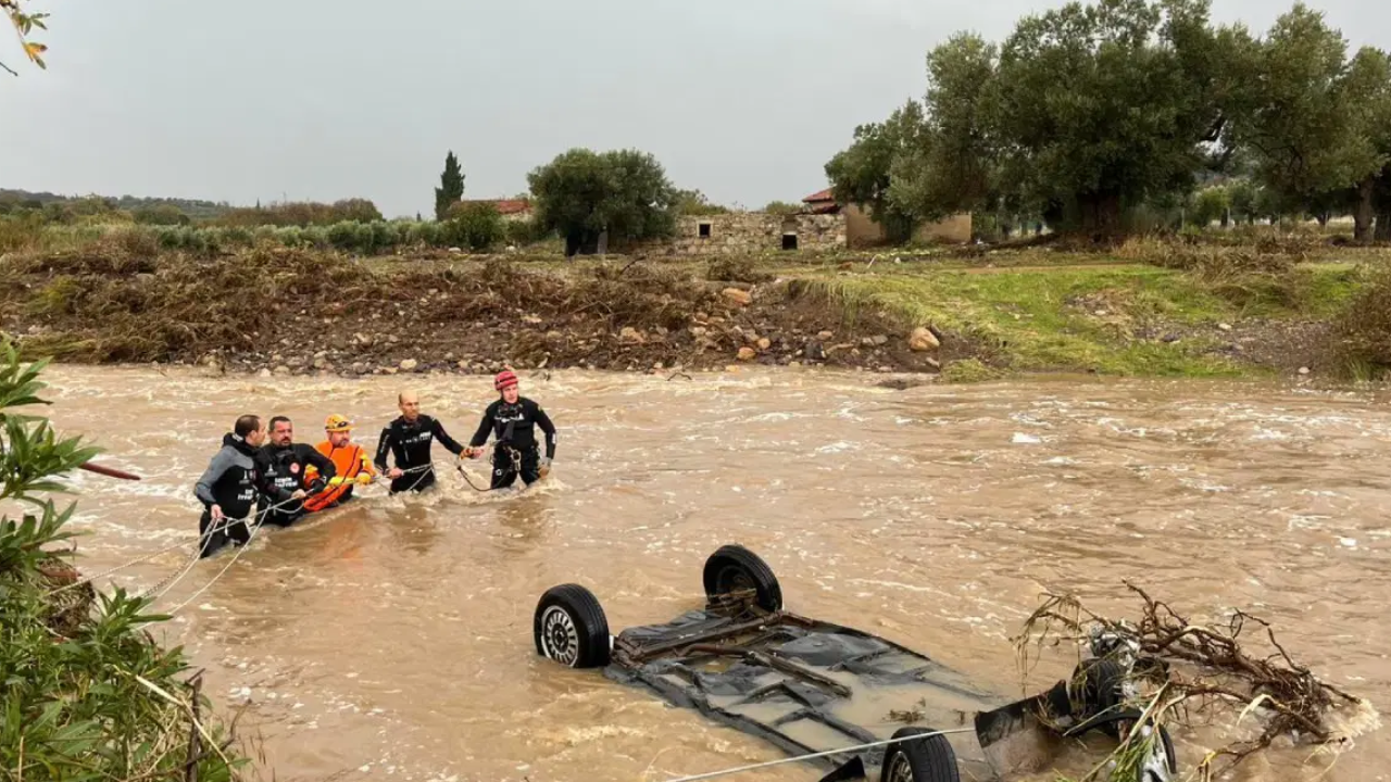 Foça'da sel: Bir kişi kayboldu