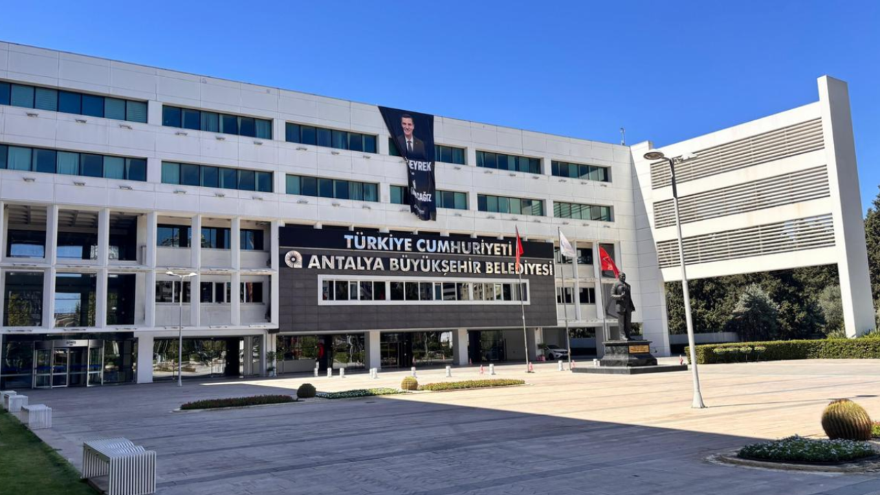 Antalya Büyükşehir Belediyesinde sekiz şube müdürü görevden alındı