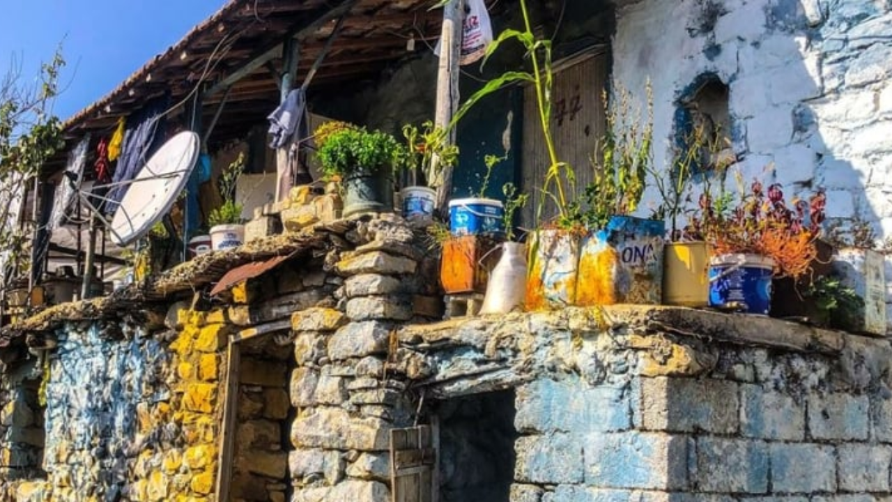 Roma imparatorunun mektubu olan taşlarla köy evi yapmışlar