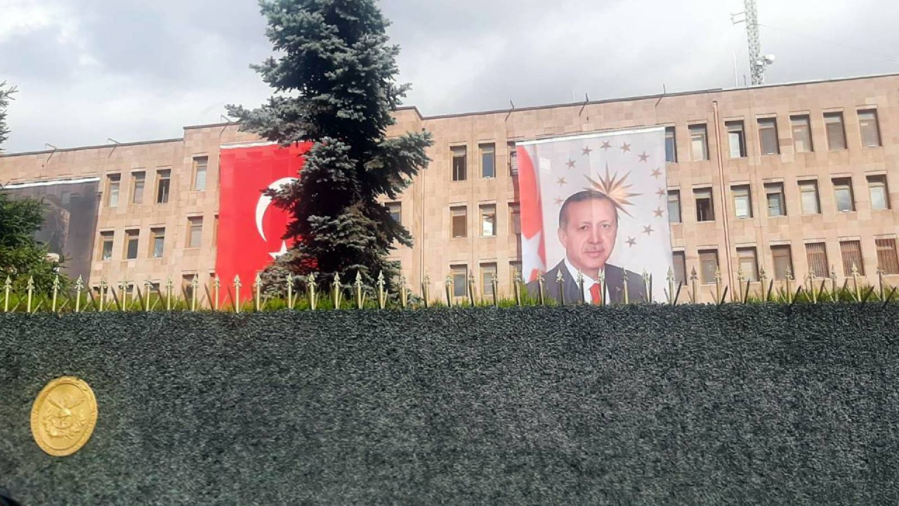 TSK binalarına ilk kez Erdoğan posteri asıldı