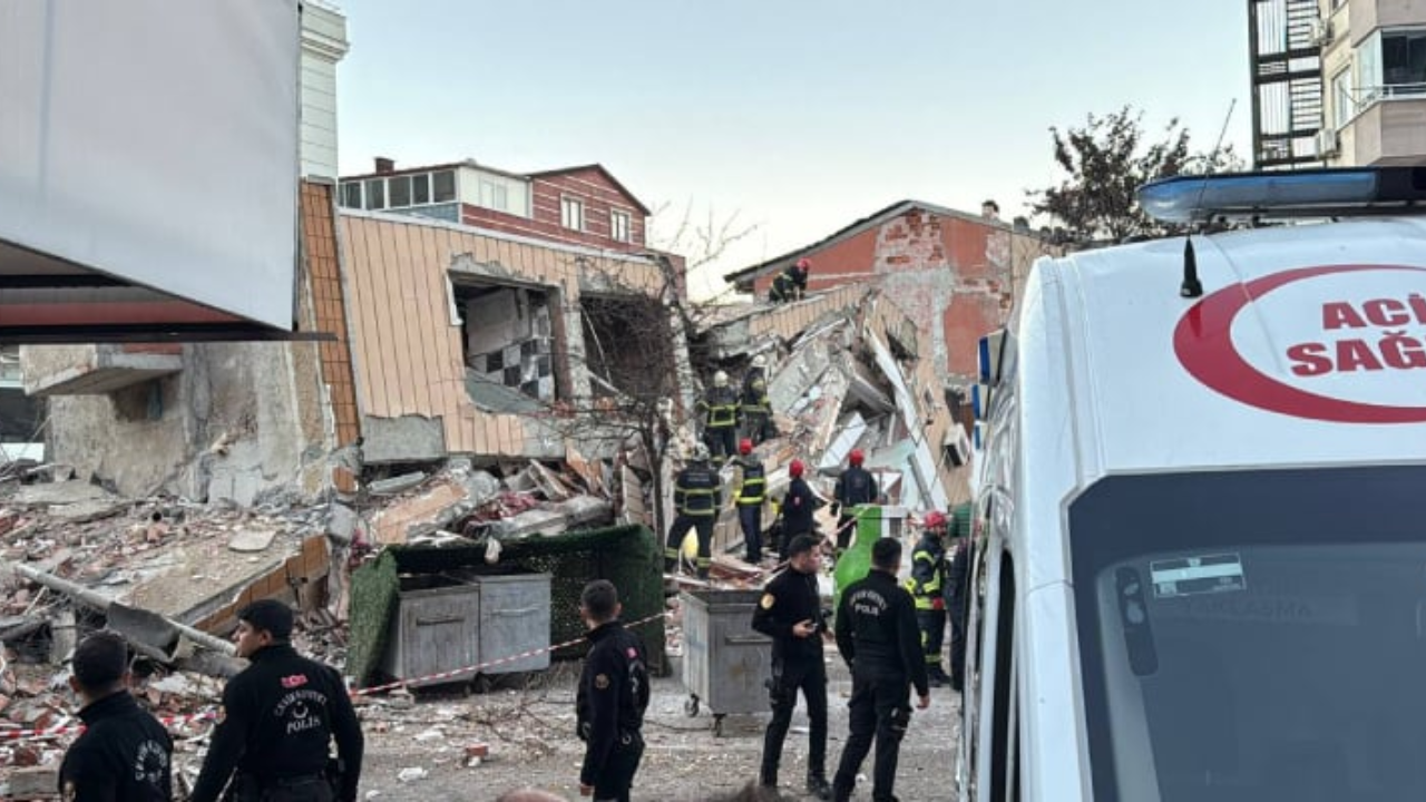 Gebze’de yedi katlı bina çöktü: Beş kişilik aile enkaz altında