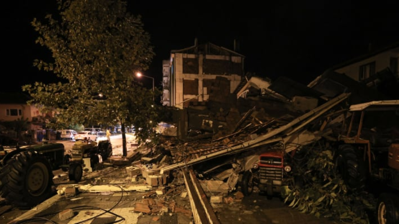 Sındırgı'da artçı depremler sürüyor