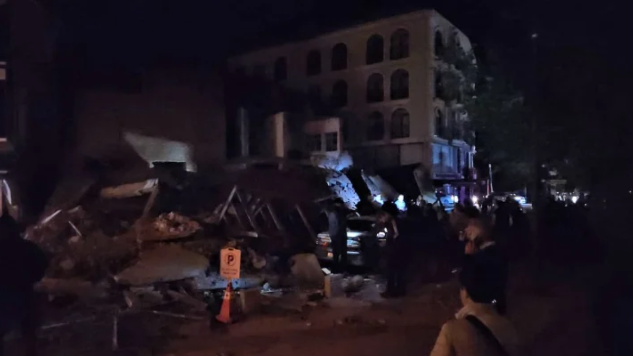 Balıkesir'de deprem: Üç bina ve bir dükkan yıkıldı