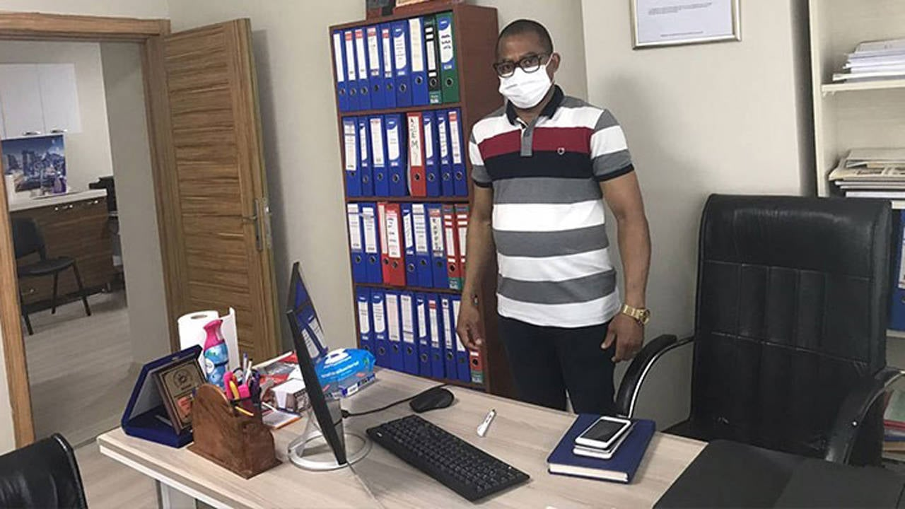 Gineli doktor Sekouba Conde'ye sınırdışı tehdidi