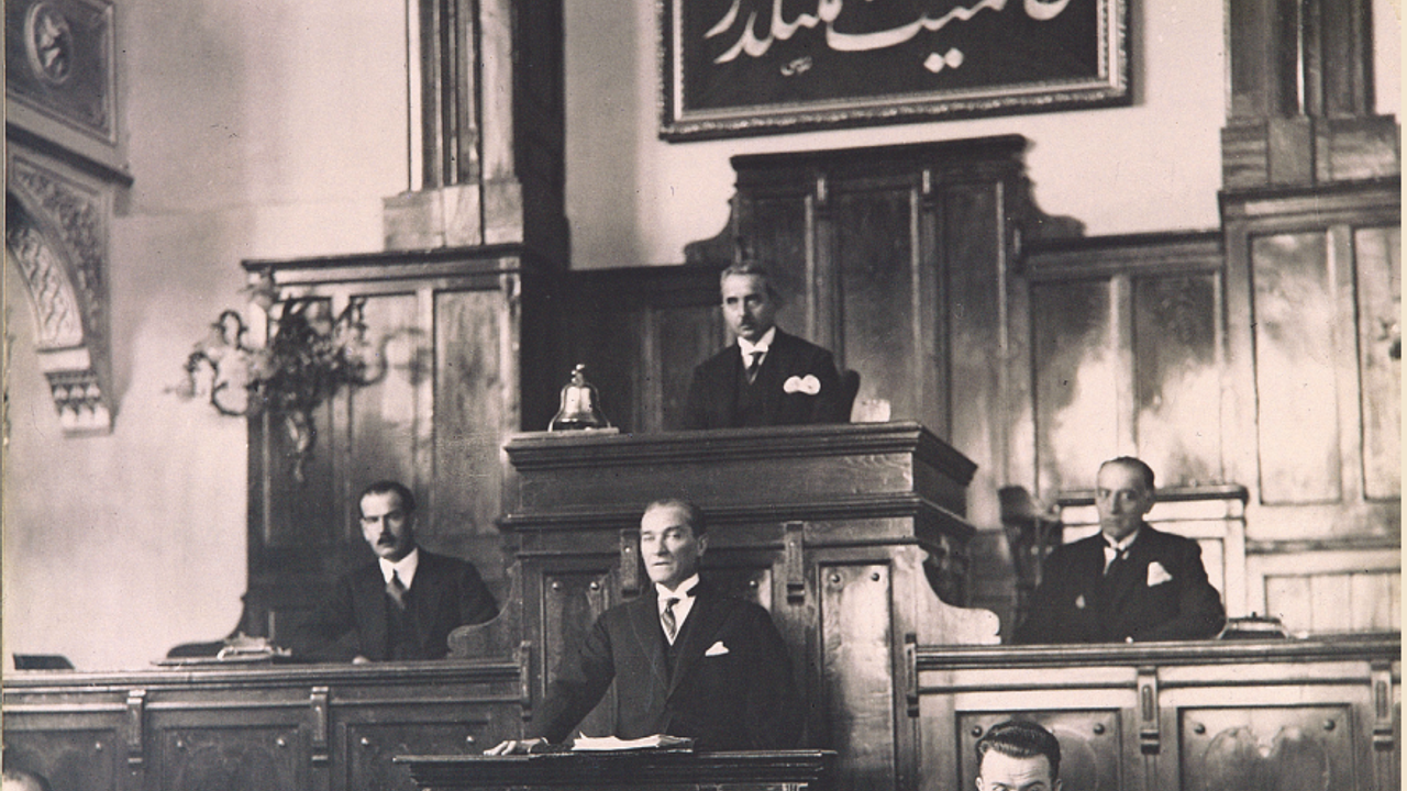 Siyasilerden 29 Ekim mesajları: Cumhuriyetin 102. yılı