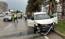 Adıyaman’da trafik kazası: Çarpışma sonucu aydınlatma direği devrildi