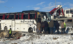 Afyon’da yolcu otobüsü devrildi: 1 ölü, 25 yaralı!