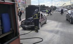 Batman’da alev alan otomobil maddi hasarla kurtarıldı