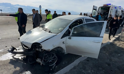 Yüksekova’da kontrolden çıkan Araç kaldırıma çarptı