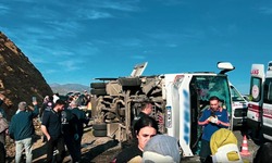 Elazığ’dan Diyarbakır’a giden otobüs devrildi, 3 kişi ağır yaralandı
