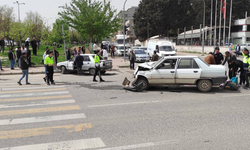 Şanlıurfa Akçakale caddesi'nde iki araç kafa kafaya çarpıştı: 8 yaralı