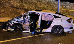 Van’da tabela direğine çarpan otomobilde 3 ölü, 2 yaralı