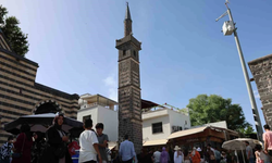 Ziyaretçilerin yeni ritüeli: Dört Ayaklı Minare etrafında yedi tur