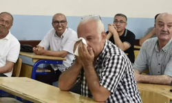 Eski mezunlar 40 yıl sonra aynı sınıfta bir araya geldi