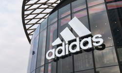 Adidas'ın yeni sandaletleri eleştirilerin odağında: Tasarımcı özür diledi