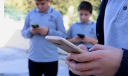 Öğretmen sınıfta cep telefonu kullanması yasaklandı