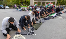 Kanada'da sokakta namaz kılmak yasaklanıyor.