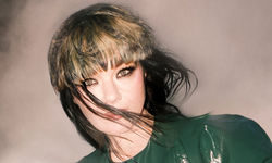 Şarkıcı Björk şarkılarına İsrail'den erişimi engelledi