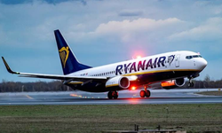 Ryanair uçağı pasaport kriziyle Paris’e indi: Yolculardan biri pasaportunu yedi, diğeri tuvalete attı