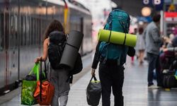 Gençler gönüllükle dünyayı bedava geziyor: Peki riskleri neler?