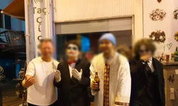 İmam cübbesiyle partiye katıldığı için gözaltına alınan genç serbest