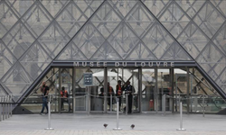 Fransa'da Louvre Müzesi soygunuyla bağlantılı 2 kişi tutuklandı