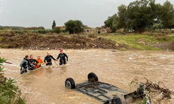 Foça'da sel: Bir kişi kayboldu