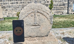 ''Dünyanın ilk emojili asker mezar taşı'' Diyarbakır’da sergileniyor