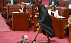 Senatoya burkayla giden Avustralyalı siyasetçiye ceza