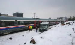 Diyarbakır'da belediye otobüsü yolcu treni ile çarpıştı