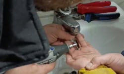 Diyarbakır’da minik çocuğun parmağı metal paraya sıkıştı