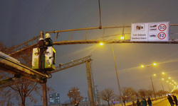 Diyarbakır’da trafik tehlikesi büyümeden önledi: Devrilen levhalar düzeltildi