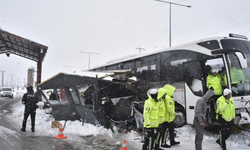 Kar yağışı kazaya neden oldu: Diyarbakır otobüsü polis noktasına çarptı