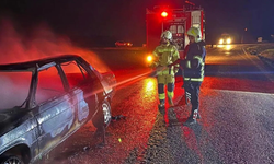Bismil keberli mahallesi’nde seyir halindeki otomobil alev aldı