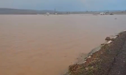 Çermik’te aniden bastıran yağmur yolu göle çevirdi