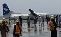 Pistten çıkan yolcu uçağı deniz kıyısına savruldu