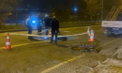 Diyarbakır'da yol çöktü: Bir metrelik çukur oluştu