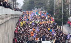 Diyarbakır’da on binlerce kişi Rojava için yürüdü