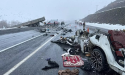 Bitlis’te feci kaza: Tır ile otomobil çarpıştı, 2 ölü 5 yaralı