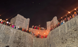 Diyarbakır’da tarihi surlarda Nevroz ateşi yakıldı