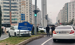 Diyarbakır’da yağış kazayı getirdi: Araç refüje çıktı