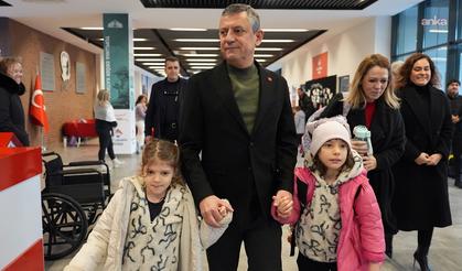 Özgür Özel, Ferdi Zeyrek’in kızlarını okula götürdü