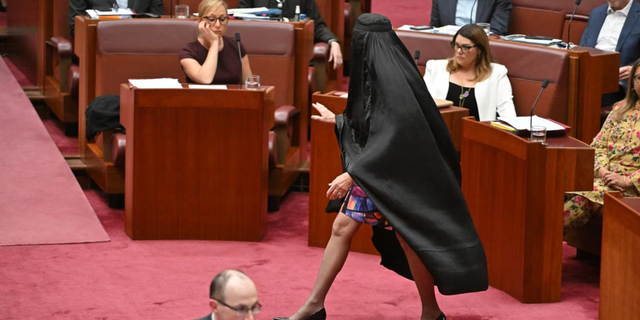 Senatoya burkayla giden Avustralyalı siyasetçiye ceza