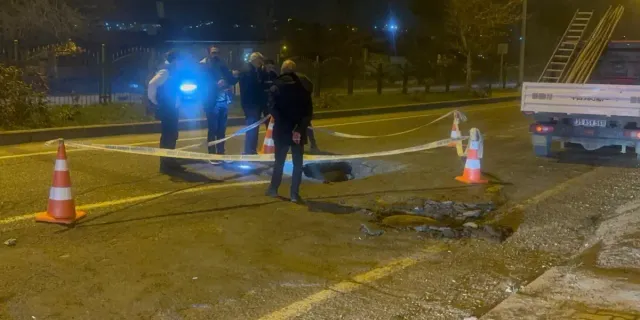 Diyarbakır'da yol çöktü: Bir metrelik çukur oluştu