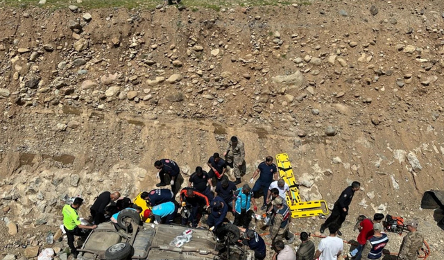 Bingöl’de sürücü kontrolü kaybetti, otomobil dereye uçtu