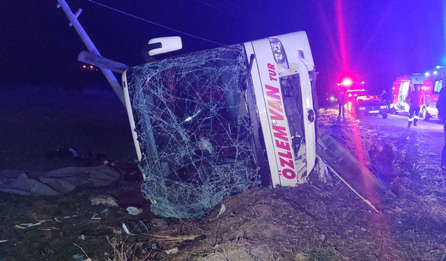Van’da yolcu otobüsü devrildi: 28 kişi yaralandı