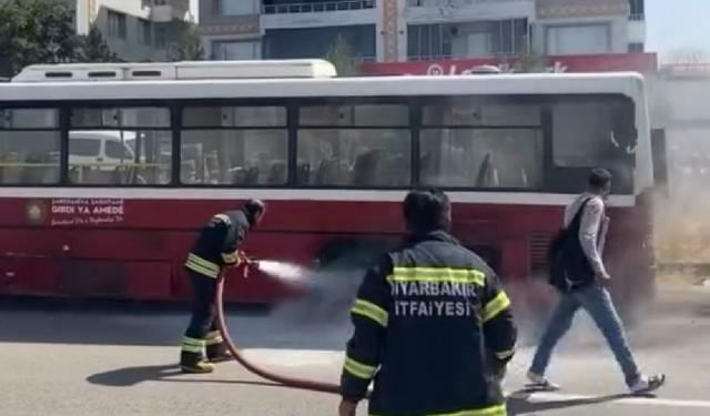 Diyarbakır'da halk otobüsü alev aldı
