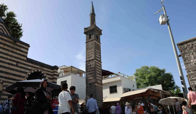 Ziyaretçilerin yeni ritüeli: Dört Ayaklı Minare etrafında yedi tur