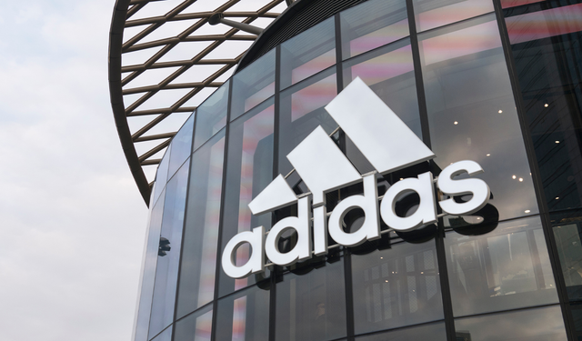 Adidas'ın yeni sandaletleri eleştirilerin odağında: Tasarımcı özür diledi